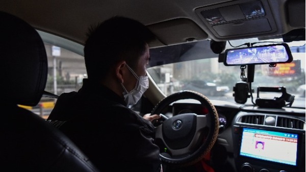 2020年1月23日武汉官方宣布封城后，大量市民惊恐大逃亡。图为武汉一戴着口罩的的士司机