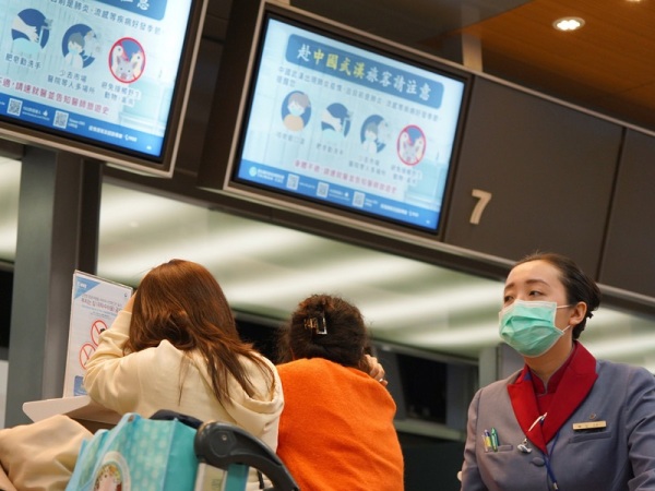 中华航空集团因应中共肺炎疫情，26日宣布，取消2月1日至10日15个来回中国航班，共计30航班