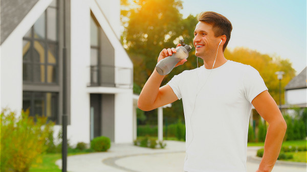 喝水能夠促進排尿，帶走體內多餘的垃圾，讓腎臟健康。
