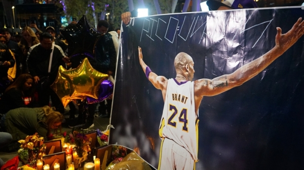 美國職籃NBA洛杉磯湖人傳奇球星布萊恩（Kobe Bryant ）26日不幸墜機過世，大批球迷聚集在湖人主場史泰博中心（Staples Center）外廣場，有人高舉布萊恩的照片懷念這位傳奇球星。