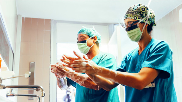 冠狀病毒感染預防措施和其他呼吸道感染相同，包括勤洗手、配戴外科口罩等。