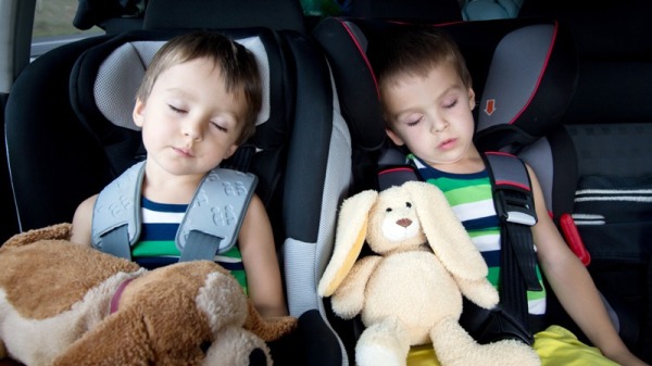 汽车停驶时开启空调睡觉，容易一氧化碳中毒。