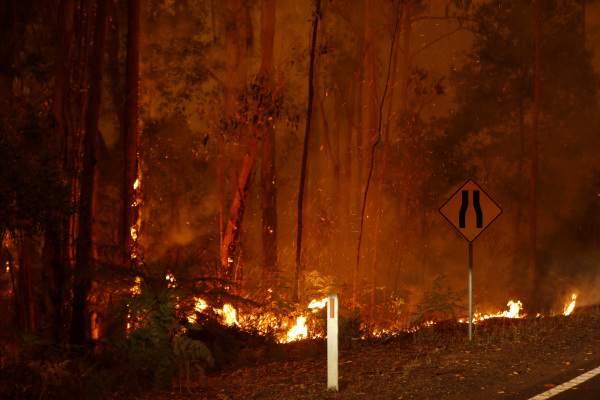 2020年1月2日，澳大利亚东吉普斯兰地区的大火正在蔓延。