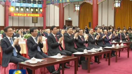 参会的习近平等七名政治局常委加上被称“第八常委”的王岐山并排入坐，被揭示一个不寻常细节。