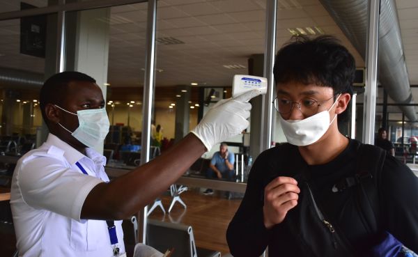 1月29日，坦桑尼亚健康部门工作人员为从中国来的游客测量体温