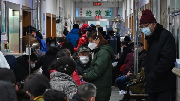 據港媒報導，香港大學的醫學團隊推算出大陸武漢市已經有7萬5000人感染了新型冠狀病毒肺炎。圖為1月25日在武漢市武漢市紅十字會醫院等待醫療救助。