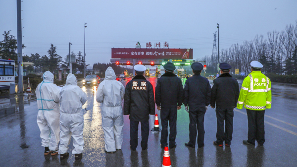 2020年1月26日，山東省滕州市公路檢查站的醫務人員和警察。