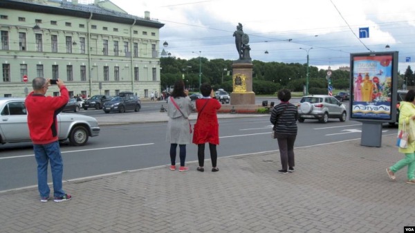 聖彼得堡冬宮艾爾米塔甚博物館旁的中國遊客