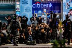 我冒著危險來到香港成為了103萬的一員(圖)