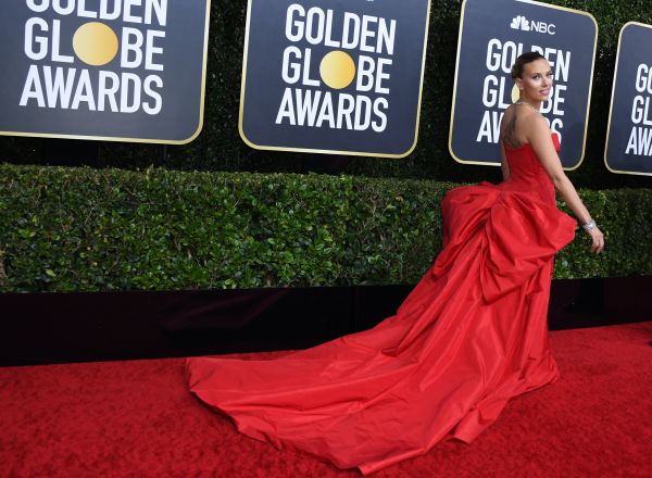 史嘉蕾乔韩森（Scarlett Johansson）今天身穿深V红色礼服走红毯，原本应该展现性感风情，不过臀部两侧垂坠的设计略显突兀。