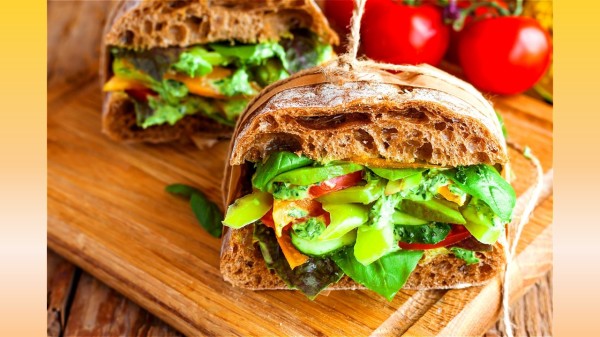早餐时，可食用蔬果搭配三明治或全麦面包、吐司。