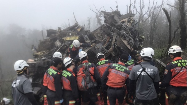 UH-60M黑鹰直升机2日迫降在新北及宜兰交界山区，搜救人员赶赴现场，于飞机残骸中积极抢救。