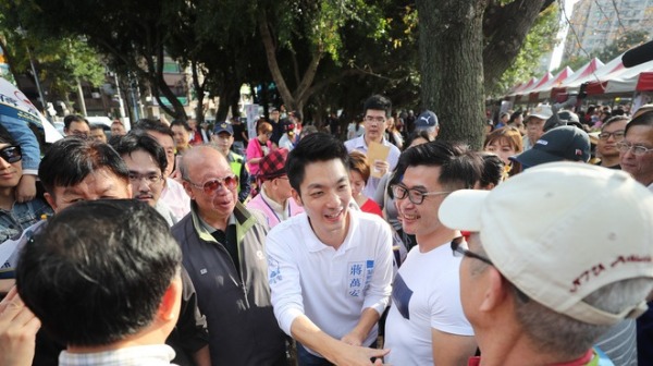 近期要蒋万安参选北市长的呼声逐渐高涨。图为蒋万安（中右）投入2020年北市立委选战期间，出席“万安故事屋一起野餐趣”活动。