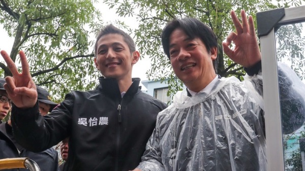 民进党副总统候选人赖清德（右）与吴怡农。