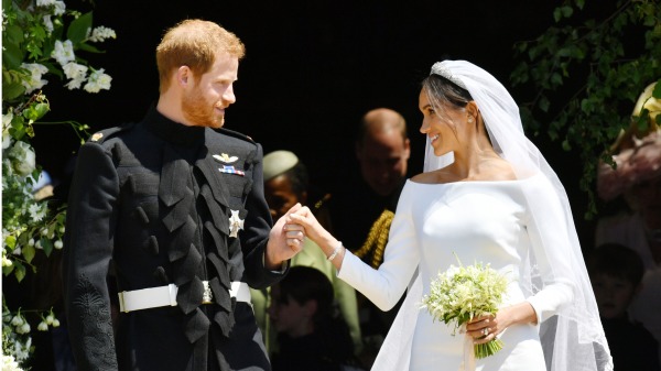 夫婦自拍路遇好心人一看竟是英國王子