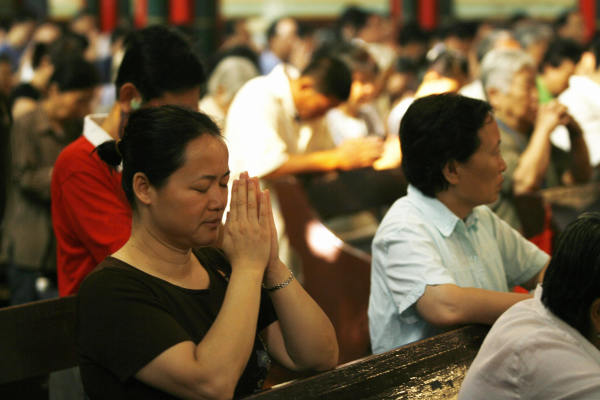 2007年7月1日，北京天主教徒在某教堂参加清晨的弥撒。