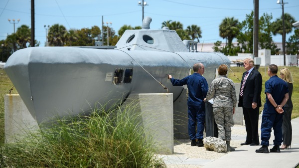 美國總統川普2018年參觀美國海軍航空基地（Naval Air Station Key West）資料圖。截至目前，已經有4名中國人私闖該海軍基地。