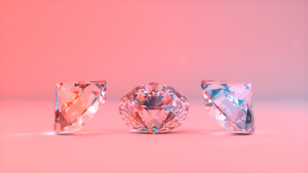 對於鑽石這種奢侈的商品，女人的心理是矛盾的。