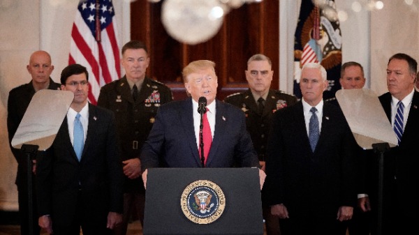 美國總統 川普1月8日在白宮大廳發表針對伊朗襲擊伊拉克美軍基地的講話。（圖片來源：Win McNamee/Getty Images）