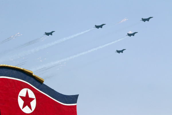 2012年4月15日，金正日冥诞100周年，朝鲜喷气式飞机在做飞行表演。