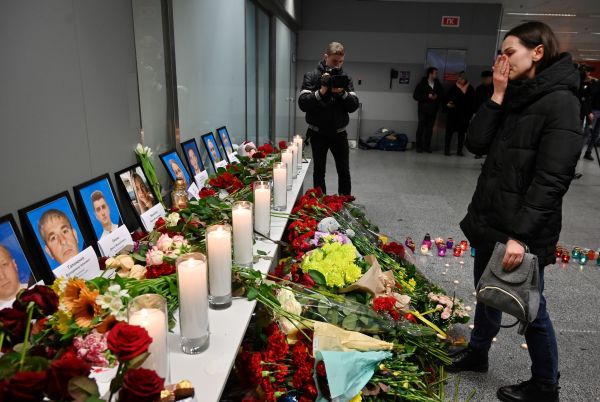 2020年1月8日，基辅郊外的鲍里斯波尔机场摆放了乌克兰国际航空公司波音737-800飞机失事的受害者的照片。