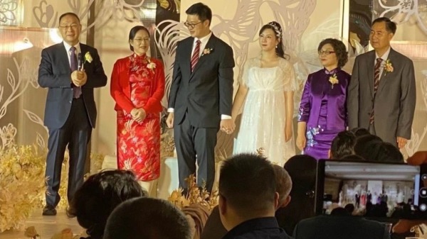 网传金灿荣刚刚为留美博士的儿子举行了婚礼。