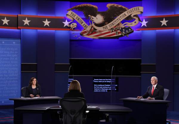 2020年10月7日民主党副总统候选人参议员卡马拉·哈里斯（D-CA）和美国副总统迈克·彭斯在盐湖城参加副总统辩论