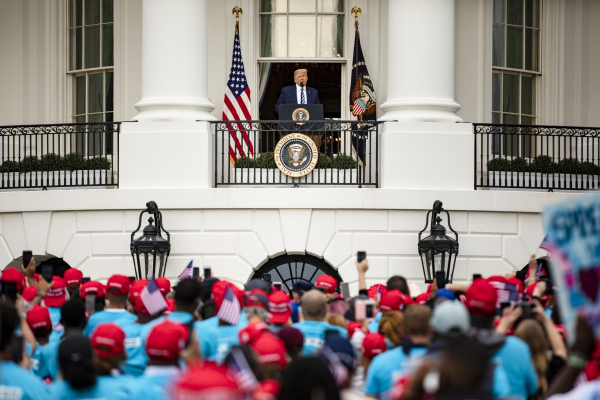 2020年10月10日，川普总统在白宫阳台向支持者们发表演讲，支持执法人员，支持法律和秩序。这是川普总统愈后的首次公开演讲。(图片来源：Samuel Corum/Getty Images)