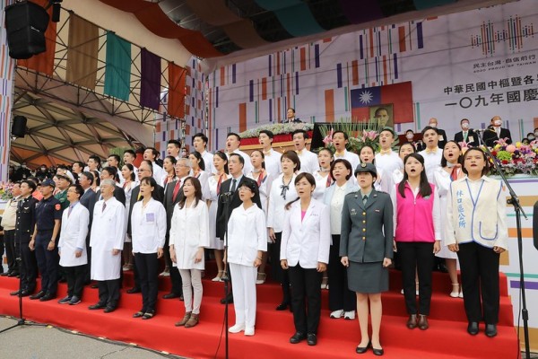 国庆日当天，各界防疫有功人员代表与台北医学大学杏声合唱团共同领唱国歌。