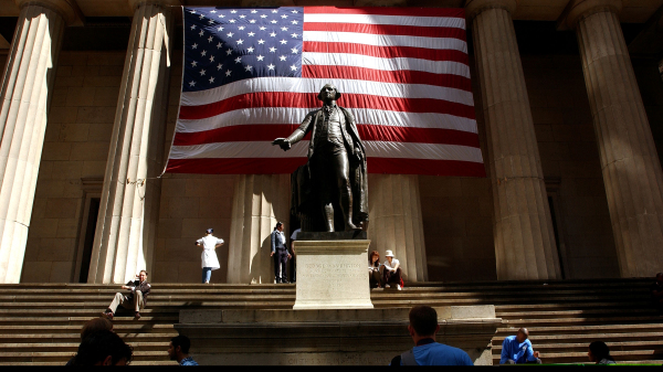 位于纽约联邦国家纪念堂前的华盛顿雕像