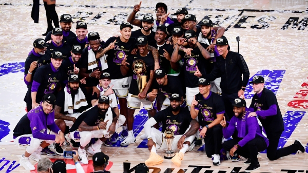 NBA今年3月停赛后，直到7月底才重启赛季，最终由洛杉矶湖人拿下队史第17座总冠军。