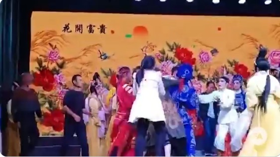 浙江麗水老竹鎮一個戲團表演時，一男子衝上舞臺毆打演員（圖片來源：視頻截圖）