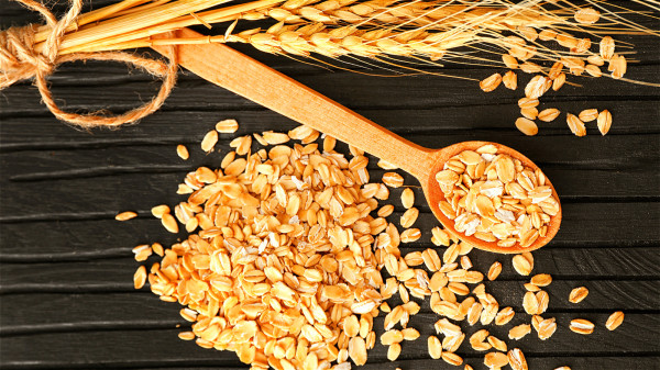 燕麦中的蛋白质、纤维、矿物质、维生素含量都是最高的，氨基酸组成也比较全面。