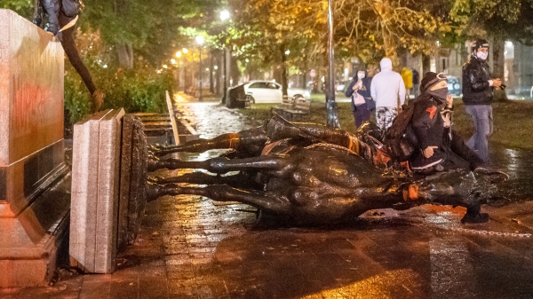 2020年10月11日夜间，俄勒冈州波特兰市的骚乱分子把美国前总统西奥多・罗斯福（Theodore Roosevelt）的骑马雕像推翻在地。（图片来源：Nathan Howard/Getty Images）