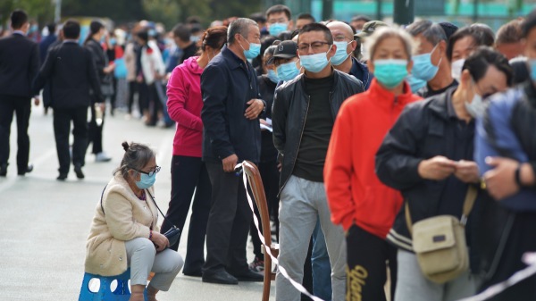 青岛居民于2020年10月12日接受核酸检测。