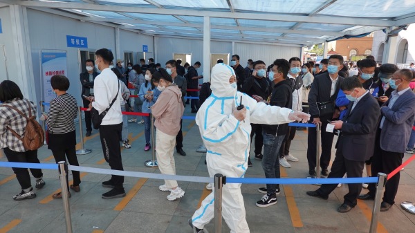 工作人员2020年10月12日在山东省烟台市给民众进行COVID-19冠状病毒检测