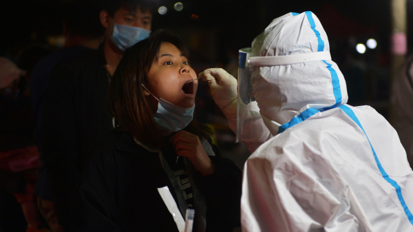 2020年10月13日，山东青岛继续连夜进行全市范围的中共病毒检测。