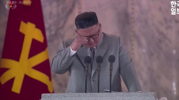 2020年10月10日，朝鮮勞動黨75週年的黨慶，當局在平壤舉行了大規模閱兵儀式，金正恩在致詞時淚灑現場。