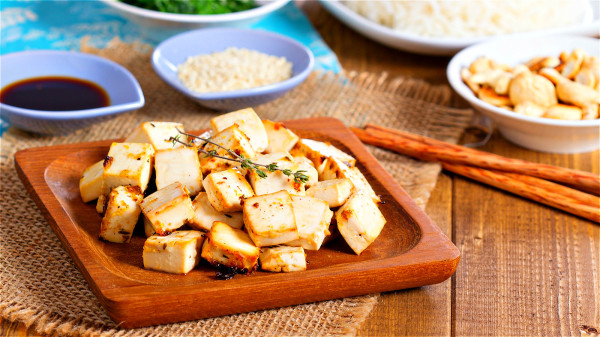 豆腐、豆干等豆制品也是补钙的优秀食材，一块90克的老豆腐含钙量也有90毫克左右。