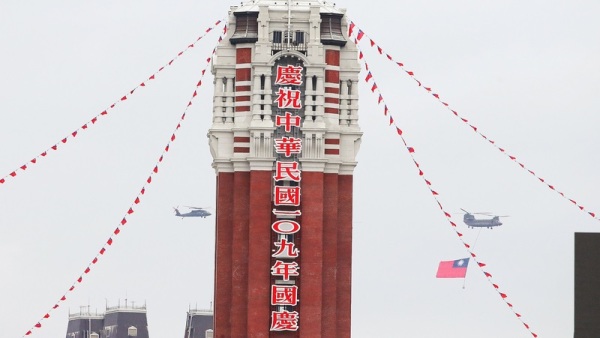 台湾才刚举办完国庆日庆祝活动，中方声称将举办台湾光复节的相关庆祝活动。对此，陆委会强调，是不折不扣的统战活动。图为台湾空军于10月7日进行国庆全兵力预演。