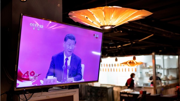 020年10月14日，北京一家饭店的电视屏幕上播放习近平在深圳特区成立40周年的讲话。
