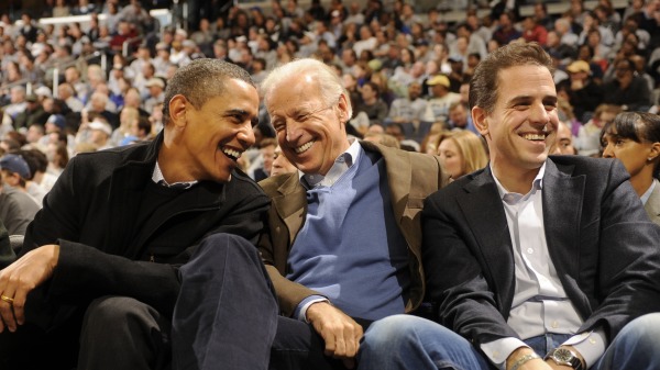 2010年1月30日，美國總統巴拉克·奧巴馬（左）向副總統喬·拜登（中）和兒子亨特·拜登在華盛頓DC觀看籃球比賽
