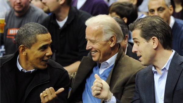 2010年1月30日，美国总统巴拉克・奥巴马（左）向副总统乔・拜登（中）和儿子亨特・拜登在华盛顿DC观看篮球比赛。