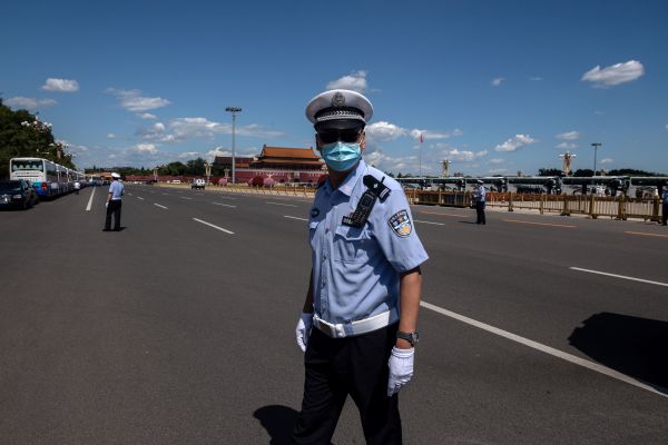 2020年9月8日，北京人民大会堂外有警察实施交通管制。