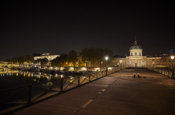 10月17日，巴黎实施宵禁，塞纳河上的Pont des Artes桥空无一人。