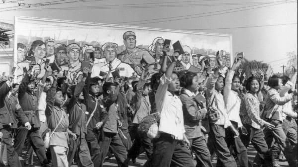 1966年6月文革开始，红卫兵、高中生和大学生挥舞着毛泽东语录，在北京街头游行