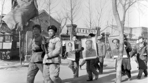 1967年1月21日，在“伟大的无产阶级文化大革命”期间，一小批中国红卫兵大喊口号，并与中国共产党领导人，共和国总统毛泽东的肖像游行。