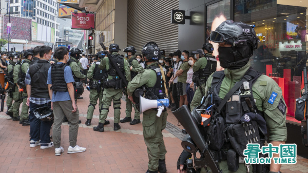 2020年10月1日，儘管民陣十一遊行被封殺，仍有大批港人到銅鑼灣街頭示威，遭港警大肆截查和圍捕。（圖片來源：龐大衛/看中國）
