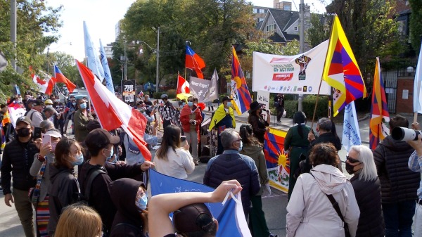 中共通过各地领事馆控制海外华人，图为加拿大13个团体在多伦多中领馆前举行抗议集会