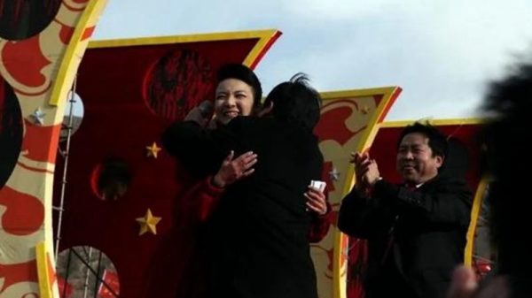 祁玉江当年“熊抱”央视女主持人，称“我代表14万百姓拥抱你一下”，甚至追问对方“我是不是男人”。（视频截图）